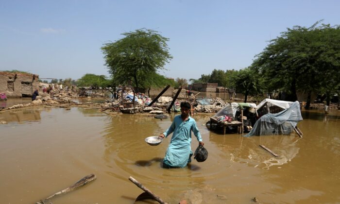  Мужчина ищет спасённые вещи в своём затопленном доме в районе Шикарпур провинции Синд, Пакистан, 1 сентября 2022 года. (Fareed Khan/AP Photo) | Epoch Times Россия