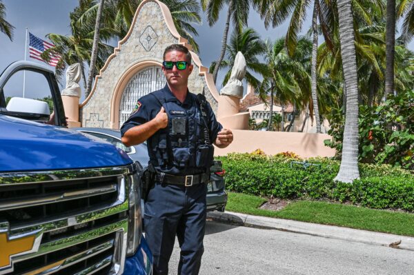 Сотрудник правоохранительных органов у резиденции Мар-а-Лаго в Палм-Бич, штат Флорида, 8 августа 2022 года. (Giorgio Viera/AFP/Getty Images)