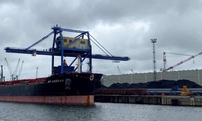 Российское грузовое судно «Ап Ядран» выгружает каменный уголь в порту Ростока на Балтийском море, Германия, 5 августа 2022 года. (Andreas Rinke/Reuters)
 | Epoch Times Россия