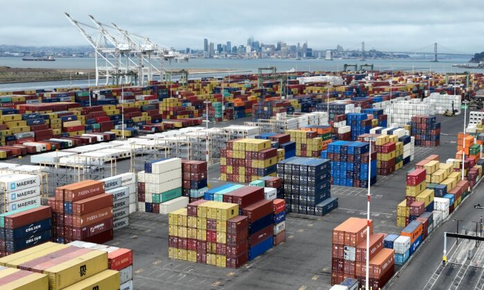 Грузовые контейнеры в Оклендском порту в Окленде, Калифорния, 21 июля 2022 года. (Justin Sullivan/Getty Images) | Epoch Times Россия