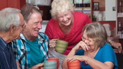 Общение положительно влияет на работу мозга пожилых людей