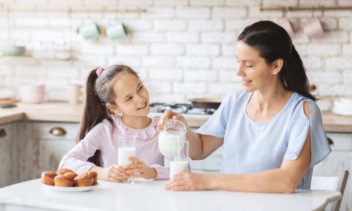 Утверждается, что молоко содержит большое количество минерального кальция, который усиливает сжигание жира в нашем организме. (Shutterstock)
 | Epoch Times Россия