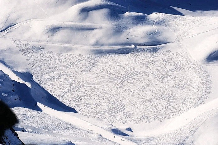 Перевёрнутый фрактальный рисунок Мандельброта художника Саймона Бека на замёрзшем озере на горнолыжном курорте Лез Арк в Савойе, Франция. Фото: magnifissance.com