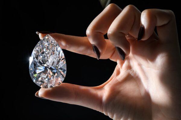 Изображение показывает «Скалу» — грушевидный белый бриллиант весом 228,31 карата, в Женеве 6 мая 2022 года. (Fabrice Coffrini/AFP via Getty Images)