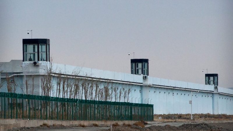 Человек стоит в башне по периметру центра содержания под стражей № 3 в Дабаньчэне, в западном китайском регионе Синьцзян, 23 апреля 2021 года. (Mark Schiefelbein/AP Photo)  | Epoch Times Россия