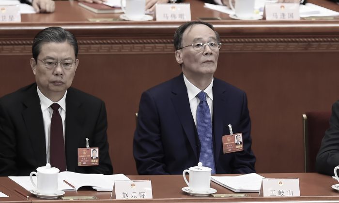 Ван Цишань, бывший глава антикоррупционного агентства коммунистической партии Китая, на открытии сессии Всекитайского собрания народных представителей, законодательного органа Китая, в Пекине 5 марта 2018 года. (Wang Zhao/AFP /Getty Images) | Epoch Times Россия