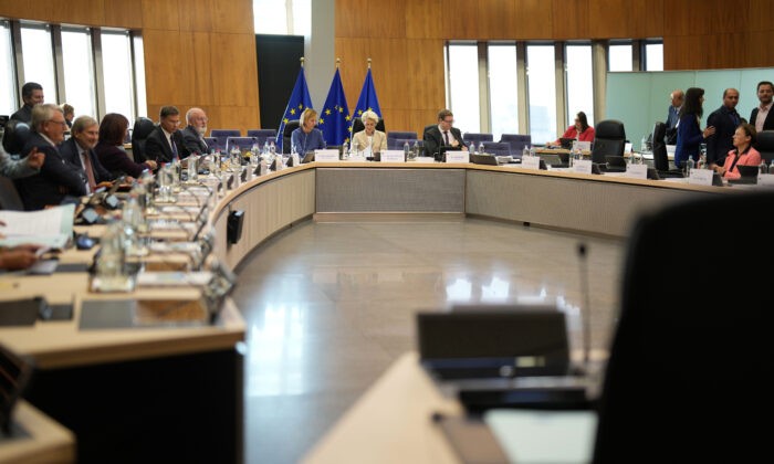 Президент Европейской комиссии Урсула фон дер Ляйен (в центре) на еженедельном заседании Коллегии уполномоченных в штаб-квартире ЕС в Брюсселе 28 сентября 2022 года. (Virginia Mayo/AP Photo) | Epoch Times Россия