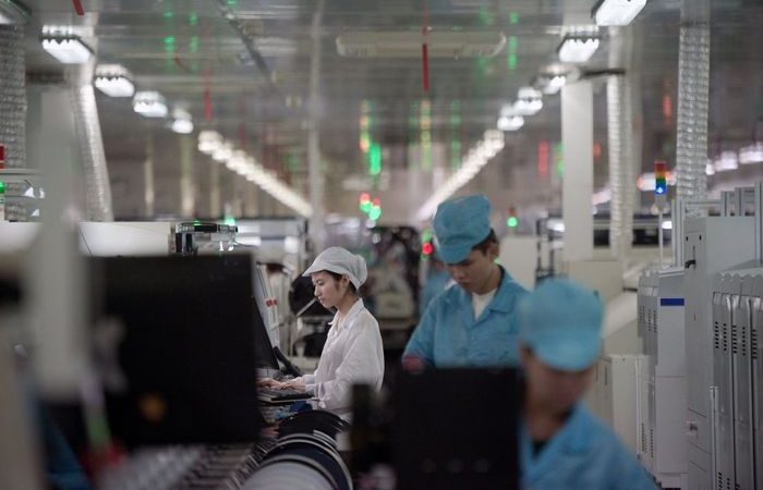  Производство микросхем для смартфонов на заводе Oppo в Дунгуане, Китай. (Photo credit should read NICOLAS ASFOURI/AFP via Getty Images) | Epoch Times Россия