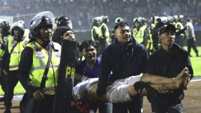 Президент Индонезии приостановил футбольные матчи после смертельной давки на стадионе