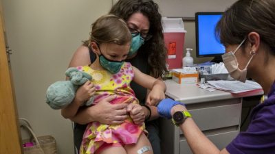 Эксперт-вирусолог: Невакцинированные дети — наша единственная надежда в формировании коллективного иммунитета