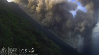 Вулкан на итальянском острове Стромболи сбрасывает пепел и лаву в море