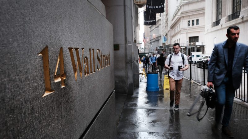 Люди проходят мимо Нью-Йоркской фондовой биржи (NYSE) в Нью-Йорке 14 июня 2022 года. (Spencer Platt/Getty Images) | Epoch Times Россия