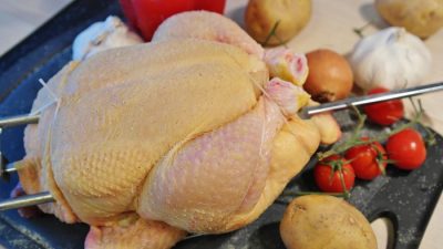 Беларусь прекращает поставки курицы в РФ. Взлетят ли цены на мясо птицы?