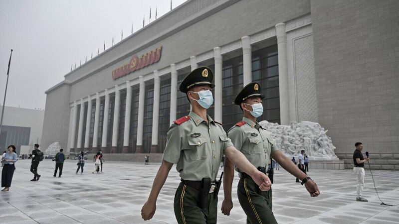 Китайские полицейские идут возле недавно построенного Музея Коммунистической партии Китая в Пекине, Китай, 25 июня 2021 года. (KevinFrayer/GettyImages) | Epoch Times Россия