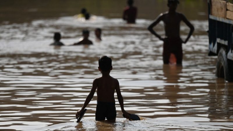 Дети в затопленной зоне после повышения уровня воды в реке Ямуна из-за недавних дождей в Нью-Дели, 28 сентября 2022 года. (Sajjad Hussain/AFP via Getty Images) | Epoch Times Россия