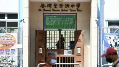 Гонконгских студентов отстранили от занятий за опоздание на исполнение гимна компартии