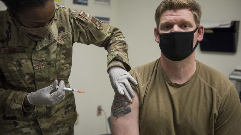 Военнослужащий военно-воздушных сил США получает вакцину от COVID-19 Moderna на авиабазе Кунсан, Республика Корея, 29 декабря 2020 г. (ВВС США /Джордан Гарнер) | Epoch Times Россия