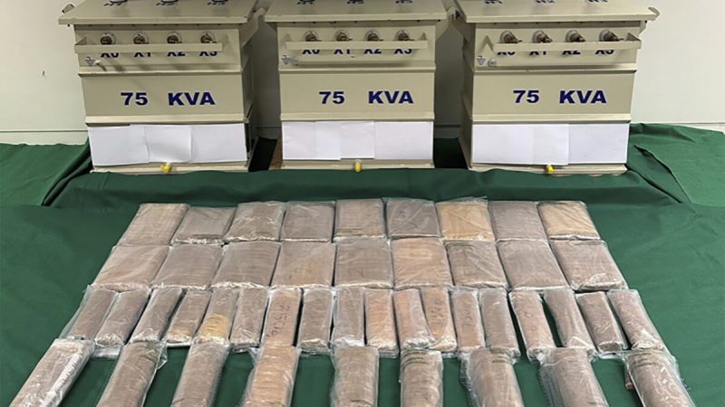 Метамфетамин, изъятый в международном аэропорту Гонконга, и электрические трансформаторы, используемые для сокрытия наркотиков, в Гонконге, 18 октября 2022 года. (HongKongGovernmentInformationServicesvia AP) | Epoch Times Россия