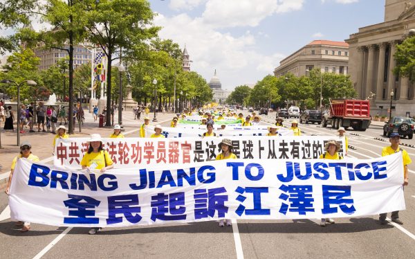 В то время как китайские государственные СМИ восхваляют достижения Цзян Цзэминя, он считается одним из самых злостных нарушителей прав человека в истории