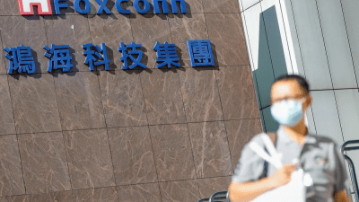 Рабочие в панике бегут с Foxconn, завода по производству iPhone, из-за страха перед COVID