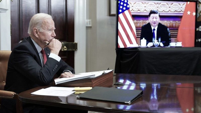 Президент США Джо Байден беседует с китайским лидером Си Цзиньпином во время виртуального саммита в комнате Рузвельта Белого дома 15 ноября 2021 года. (MandelNgan/AFPviaGettyImages) | Epoch Times Россия