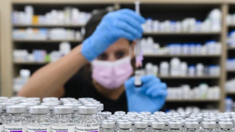 Фармацевт готовит инъекцию за прилавком, уставленным остальными флаконами с вакциной против COVID-19, в Торонто 18 июня 2021 года. Фото: Nathan Denett/Canadian Press | Epoch Times Россия