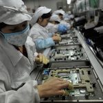 На китайском заводе Apple начались массовые беспорядки. Видео