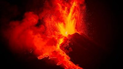 Началось мощное извержение двух вулканов на Камчатке