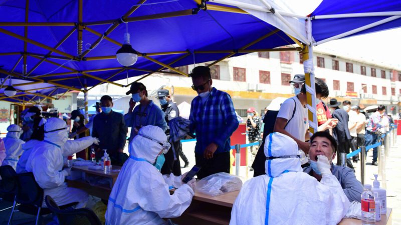 Люди стоят в очереди, чтобы пройти тесты на наличие нуклеиновых кислот на COVID-19в Лхасе, Тибет, 9 августа 2022 года. (CNS/AFP viaGettyImages) | Epoch Times Россия