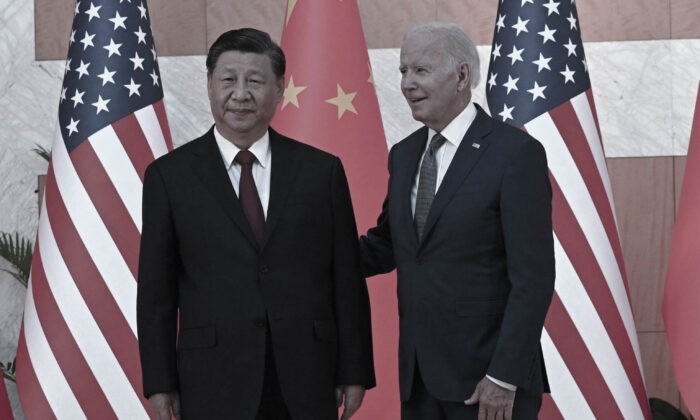Президент США Джо Байден (справа) и лидер Китая Си Цзиньпин (слева) в кулуарах саммита G20 в Нуса Дуа на индонезийском курортном острове Бали 14 ноября 2022 года. Фото: Saul Loeb/AFP/Getty Images | Epoch Times Россия