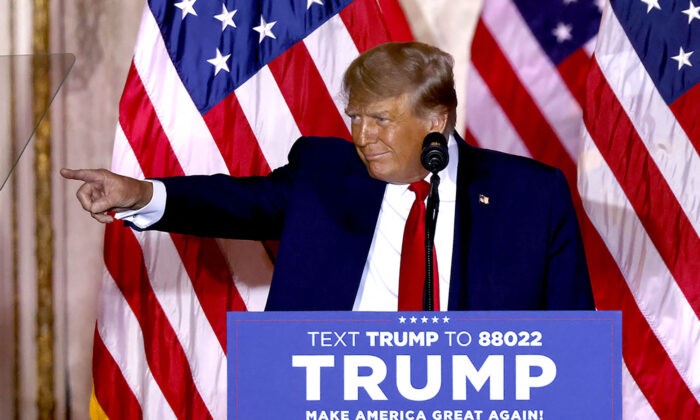 Бывший президент Дональд Трамп объявляет, что баллотируется на президентских выборах 2024 года, в своём поместье Мар-а-Лаго в Палм-Бич, штат Флорида, 15 ноября 2022 года. Фото: Alon Skuy/AFP/Getty Images | Epoch Times Россия