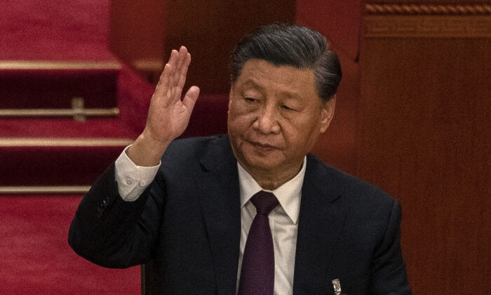 Китайский лидер Си Цзиньпин поднимает руку во время голосования во время заключительного заседания 20-го Национального конгресса коммунистической партии Китая в Доме народных собраний в Пекине 22 октября 2022 года. (Kevin Frayer/Getty Images) | Epoch Times Россия