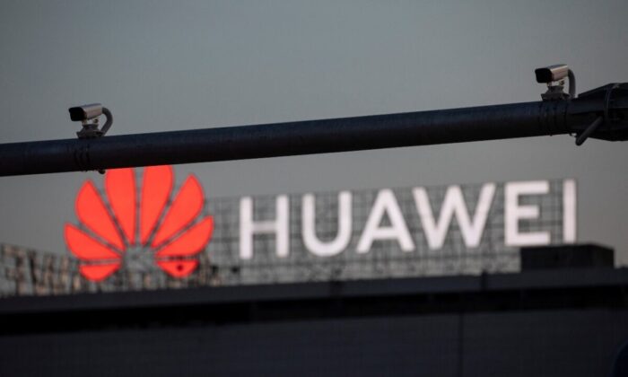 Камеры наблюдения перед логотипом Huawei в Белграде, Сербия, 11 августа 2020 г. (Marko Djurica/Reuters) | Epoch Times Россия