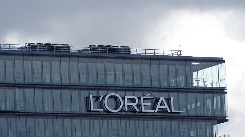 Здание с логотипом французской компании L`Oreal.Ted Potters/flickr.com/Public domain | Epoch Times Россия