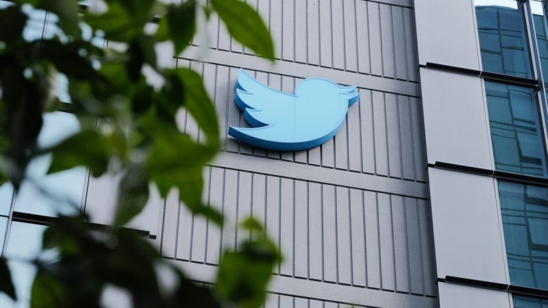 SAN FRANCISCO, CA - NOVEMBER 04: The Twitter headquarters signage as seen on 10th Street on November 4, 2022 in San Francisco, California. (Photo by David Odisho/Getty Images) | Epoch Times Россия