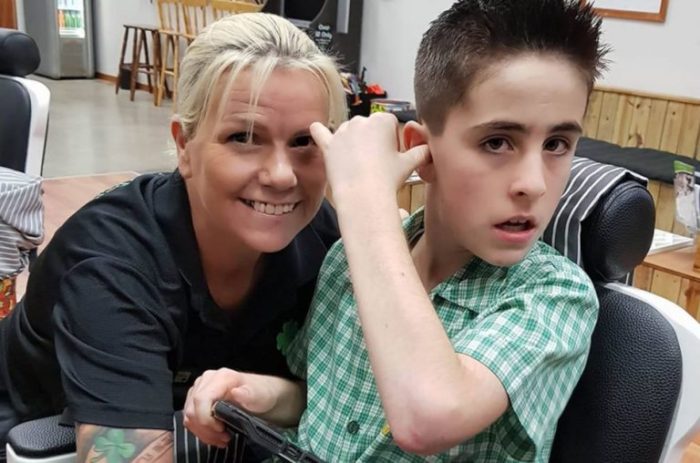 Милосердие парикмахера помогло подстричь аутичного мальчика