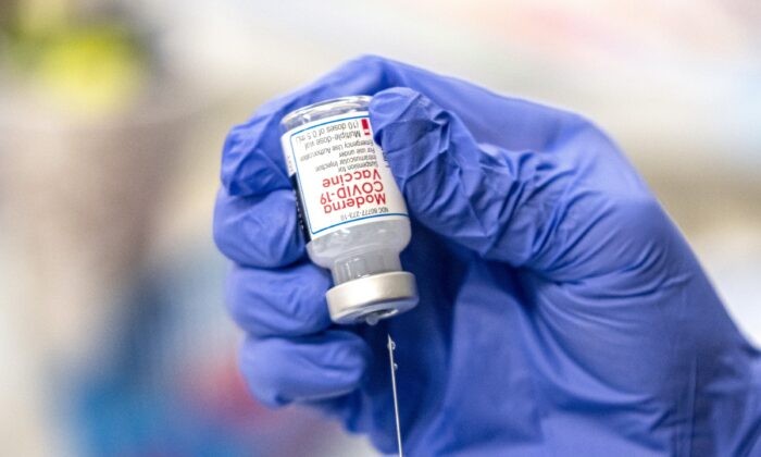 Медсестра наполняет шприц вакциной Moderna от COVID-19 на снимке из файла. (Sergio Flores/Getty Images) | Epoch Times Россия