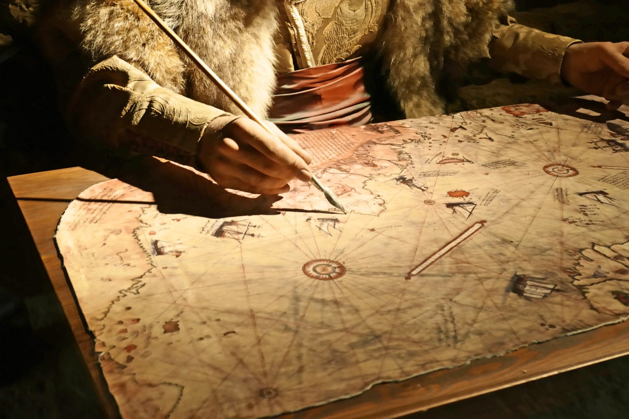 Копия карты Пири-реиса в настоящее время экспонируется ​​в музее в Турции. Steve Estvanik/Shutterstock.com