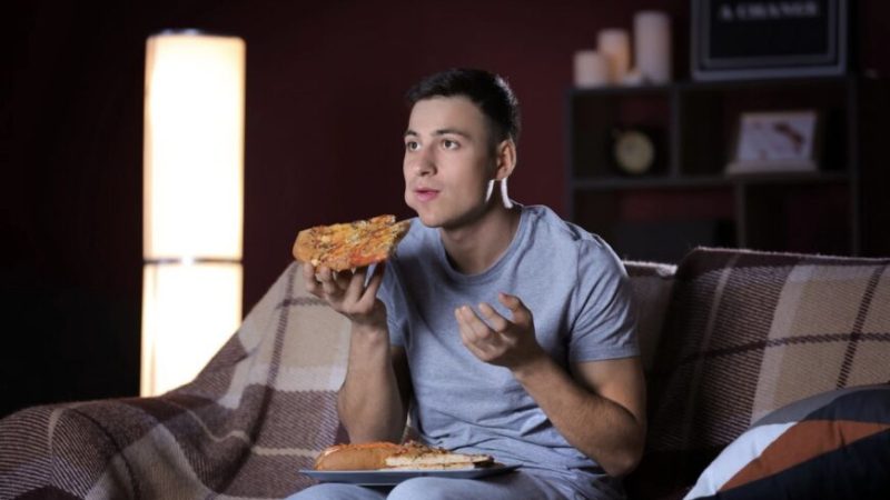 Исследование, проведённое группой специалистов Северо-Западного университета, показало, что приём пищи поздно вечером связан с диабетом и увеличением веса. (Shutterstock) | Epoch Times Россия