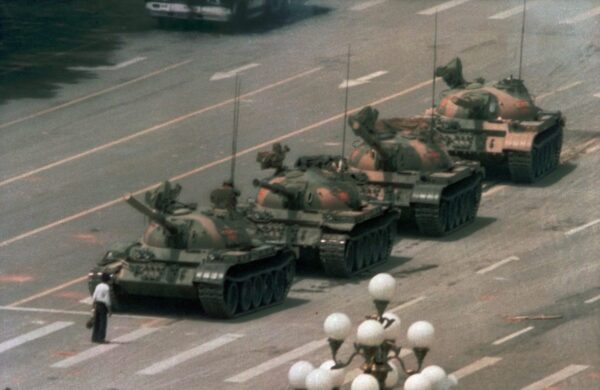 Китаец преградил путь танкам, идущим на восток по проспекту Вечного мира в Пекине во время бойни на площади Тяньаньмэнь 5 июня 1989 года. Фото: Jeff Widener/AP Photo