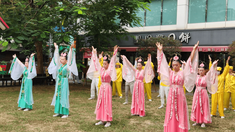 Уезд Юньлинь (Тайвань). Девушки-практикующие Фалунь Дафа, одетые в традиционные китайские костюмы, демонстрируют упражнения. Фото с сайта ru.minghui.org | Epoch Times Россия