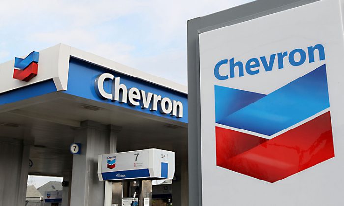 Логотип Chevron на автозаправочной станции Chevron в Аламеде, Калифорния, на фотографии из архива. Фото: Justin Sullivan/Getty Images | Epoch Times Россия