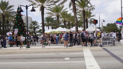 Во Флориде митингуют против сексуализации детей, игнорируя угрозы антифа-активистов