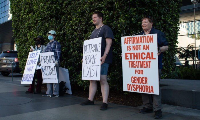 Демонстранты обращаются к Лос-Анджелесу по поводу осложнений, связанных с операциями по смене пола, в центре Лос-Анджелеса, 12 марта 2022 г.  (John Fredricks/The Epoch Times) | Epoch Times Россия