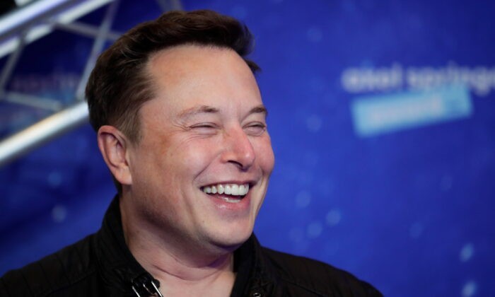 Владелец SpaceX и генеральный директор Tesla Илон Маск смеется, выходя на красную дорожку церемонии вручения премии Axel Springer Awards в Берлине, 1 декабря 2020 года. (Hannibal Hanschke/AFP via Getty Images) | Epoch Times Россия