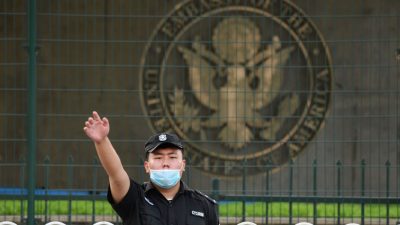 Посольства США и Германии в Китае приостановили выдачу виз из-за вспышки COVID-19