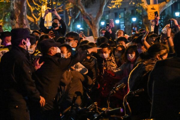 Столкновения в Шанхае 27 ноября 2022 года после смертельного пожара в Урумчи, столице региона Синьцзян. Фото: Hector Retamal/AFP/Getty Images