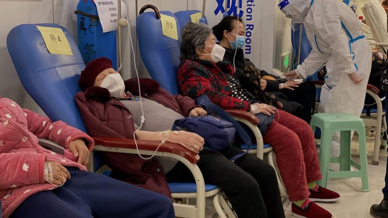 Эксперты прогнозируют эпидемию в Китае, предстоят три волны смертей от COVID