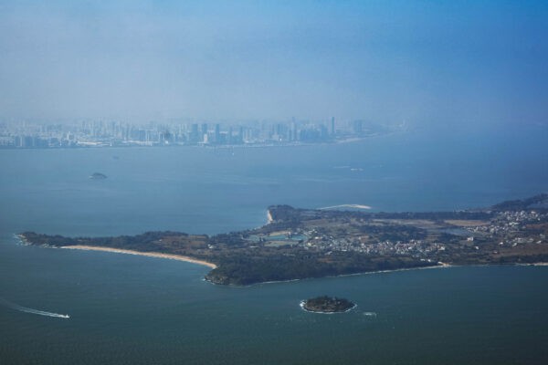 Вид на Южно-Китайское море между городом Сямынь в Китае и островами округа Цзиньмэнь (на переднем плане), Тайвань, 2 февраля 2021 года. Фото: An Rong Xu/Getty Images