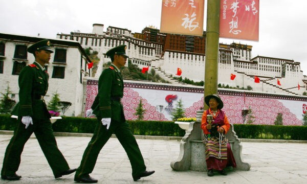 Китайские полицейские перед дворцом Потала в Лхасе, Тибет, Китай, перед эстафетой Олимпийского огня в Пекине 20 июня 2008 года. (Guang Niu/Getty Images)